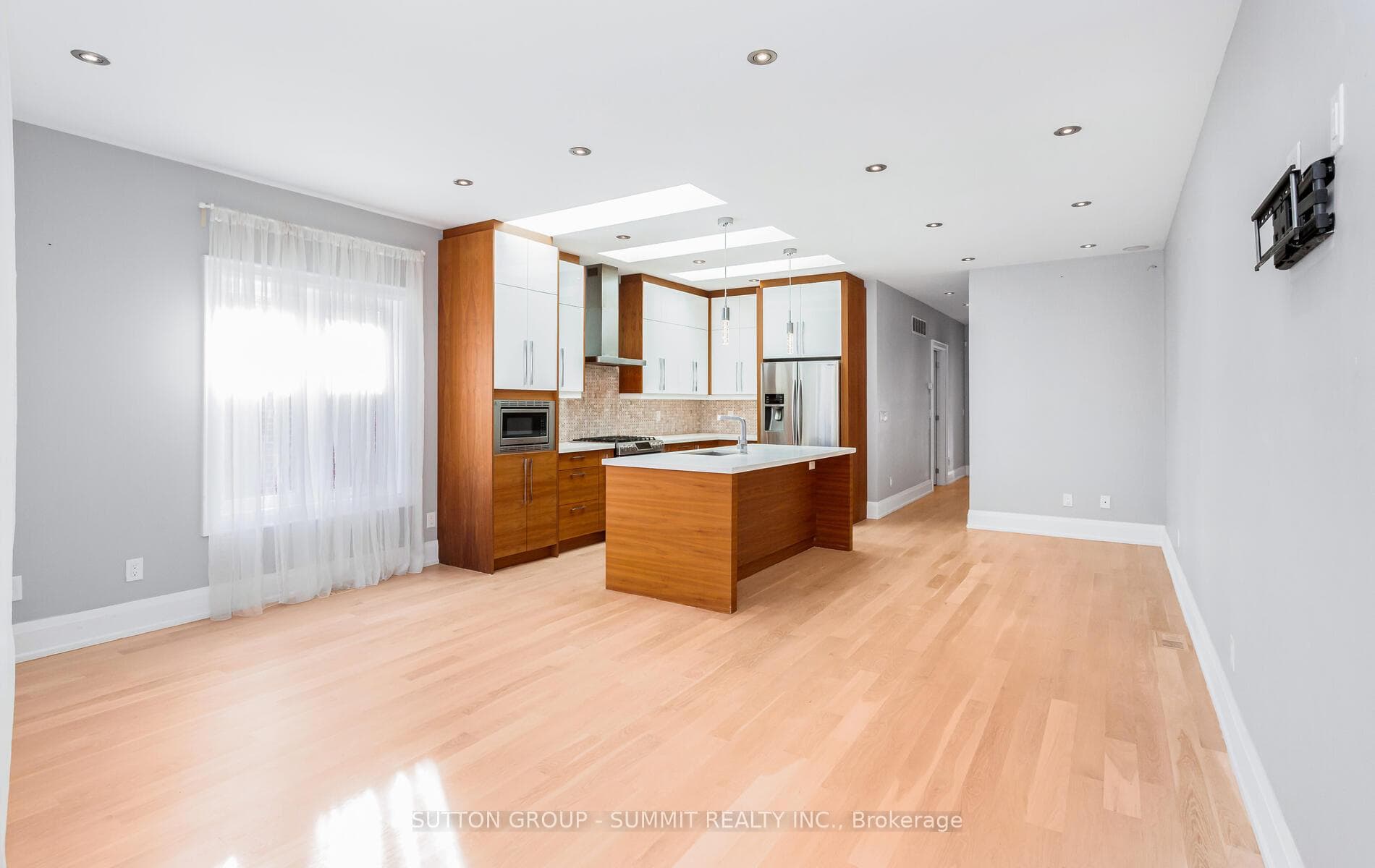 1050 Caven Street photo 5
