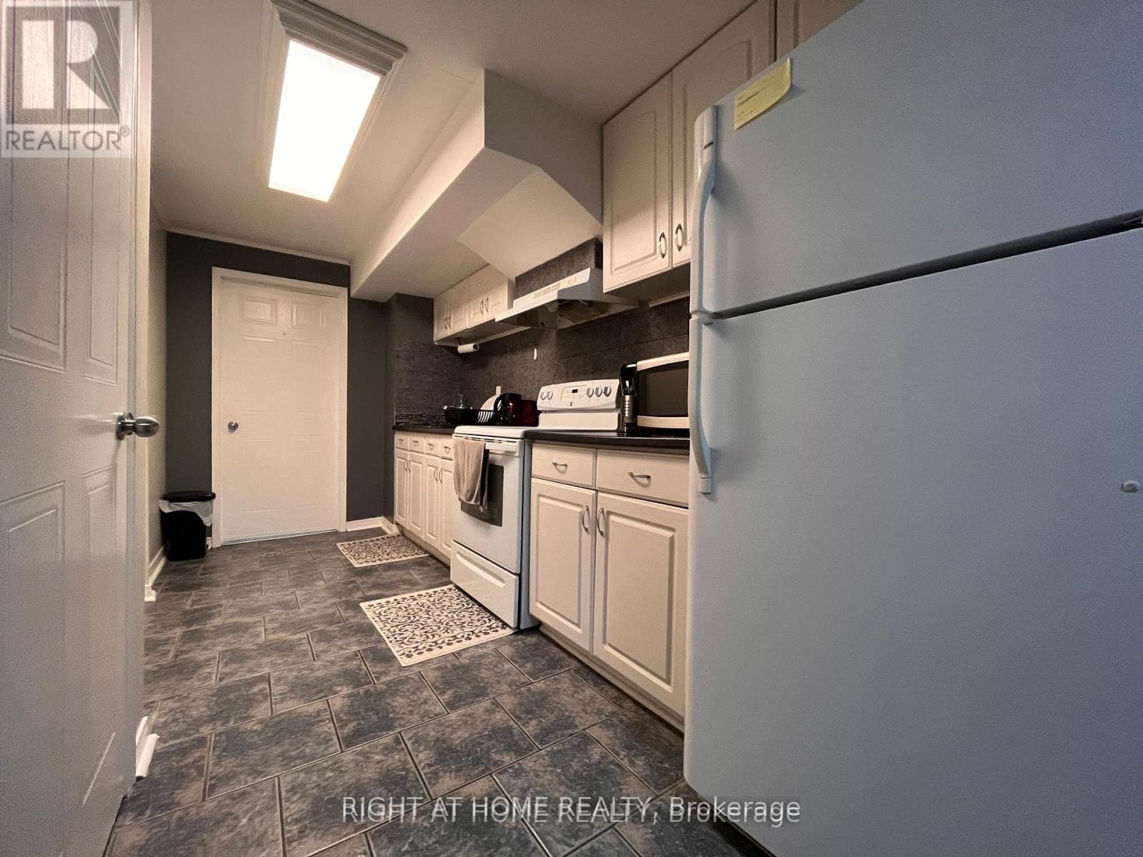 70 Fairmeadow Place Unit Lower photo 3