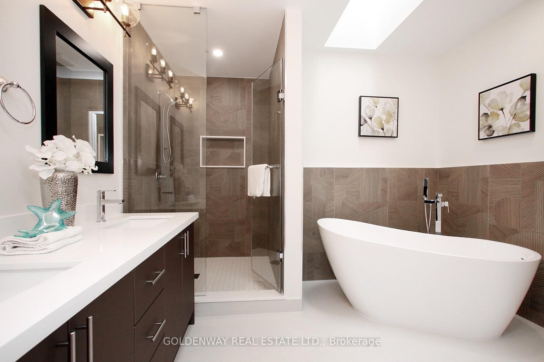 MR Ensuite, Soaker Tub With Separate Shower