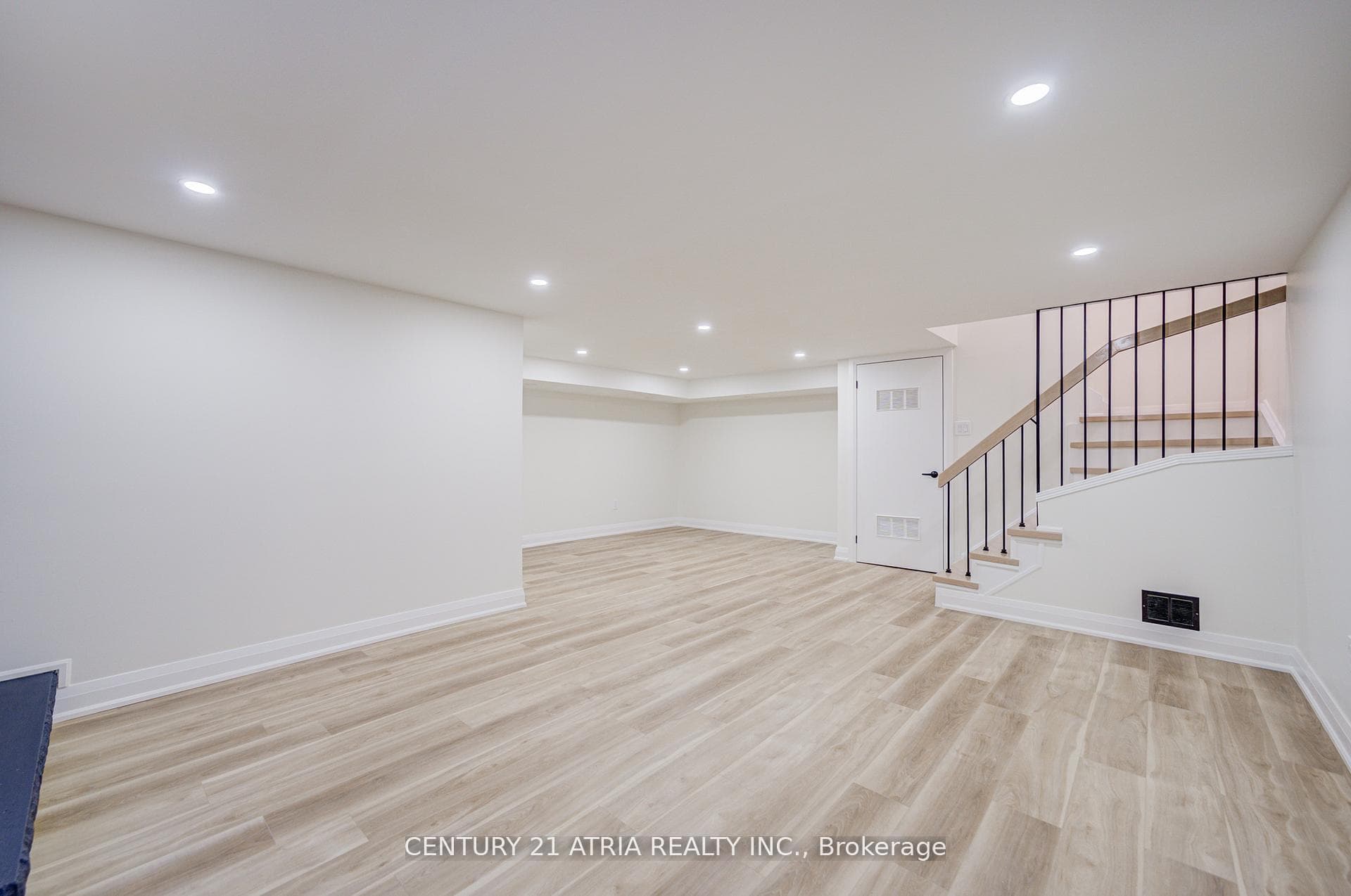 590 Sandhurst Circle Unit 10 photo 24