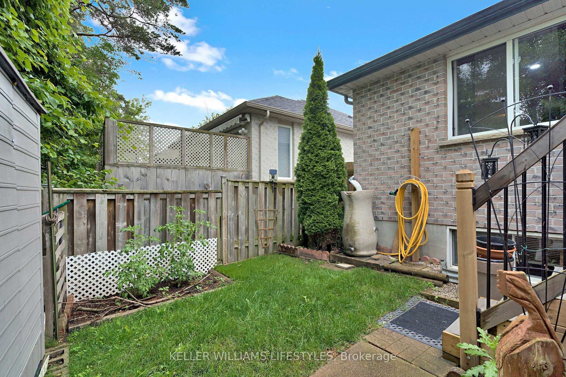590 SPRUCEWOOD Drive photo 33