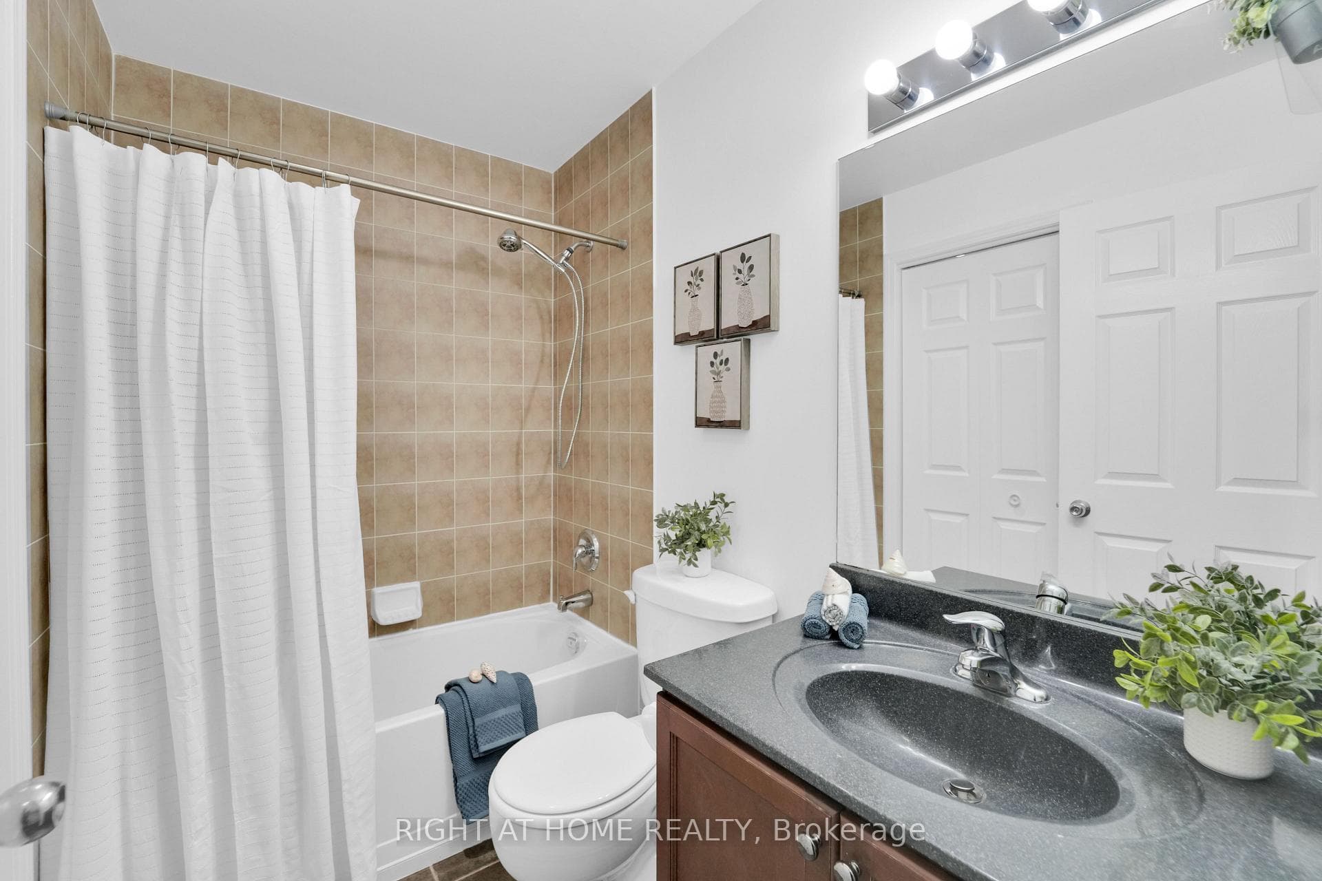 2 Maison Parc Court Unit 710 photo 11