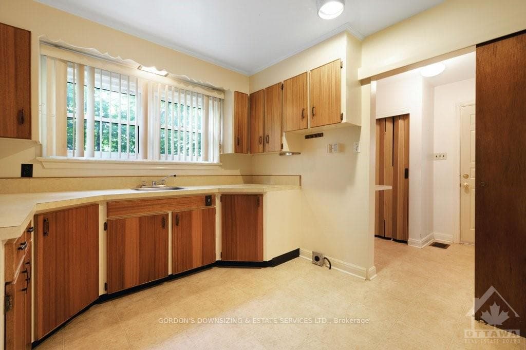 615 COURTENAY Avenue photo 10