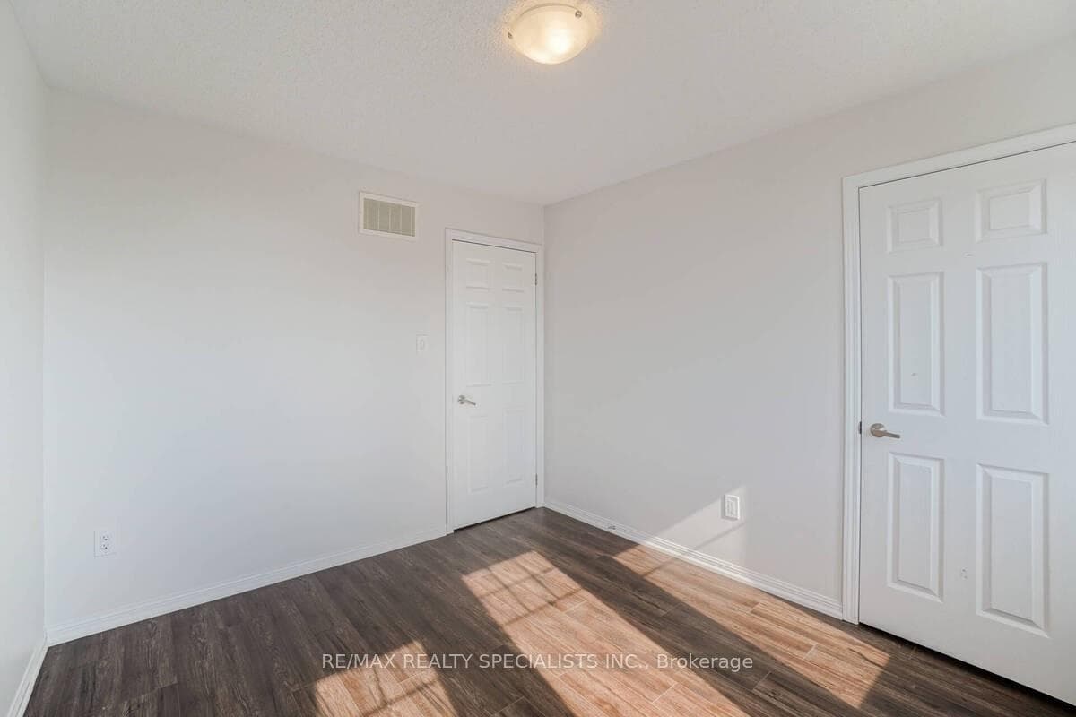 475 Zuest Crescent photo 24