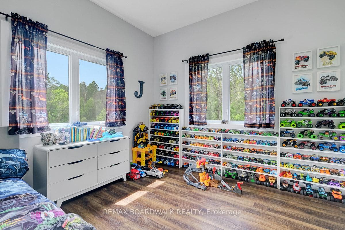 1805 Hyndman Road photo 31