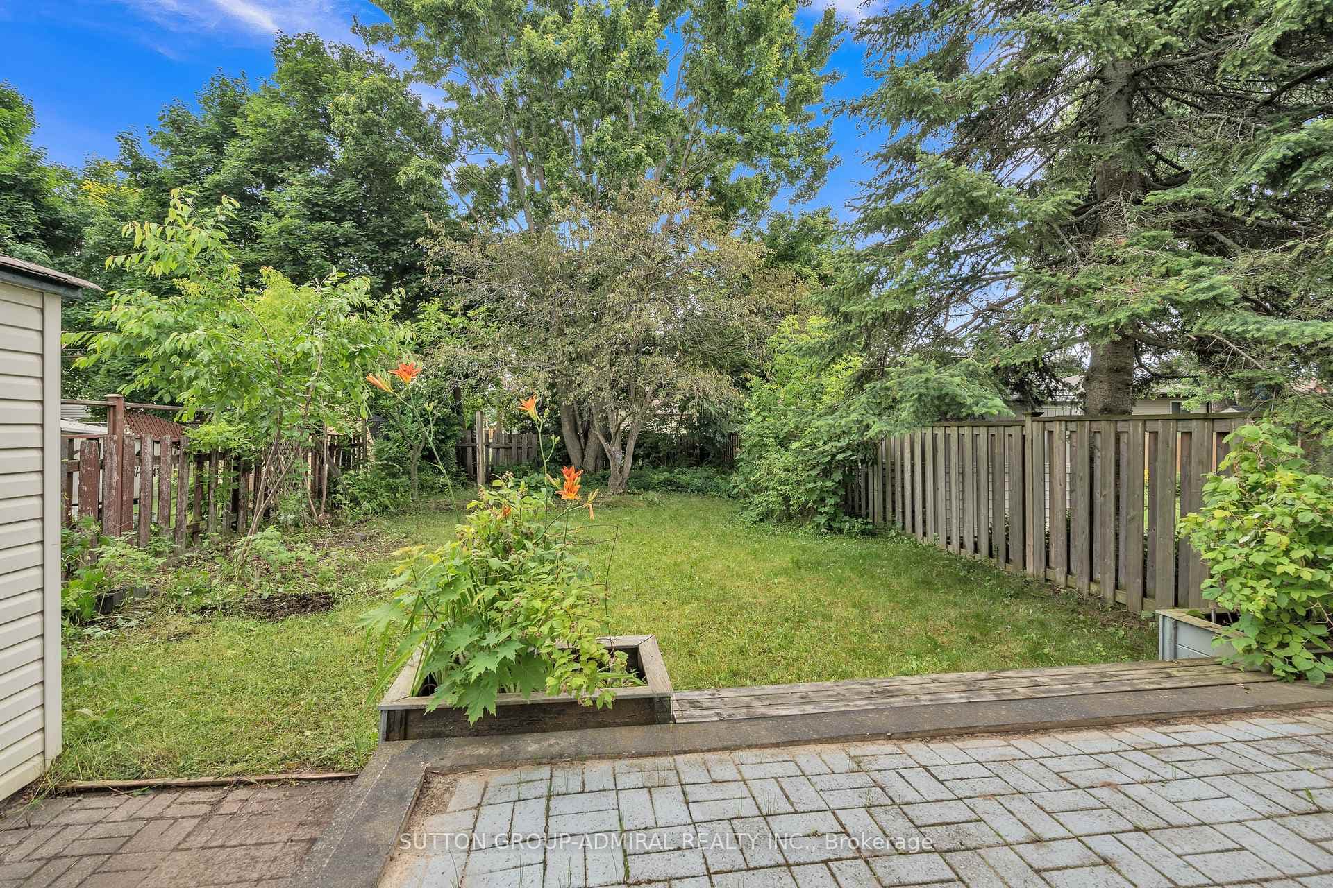 35 Mowat Crescent photo 27