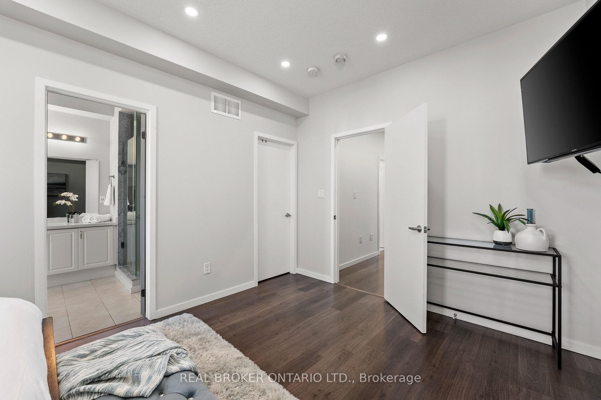 1230 Wellington Street photo 13