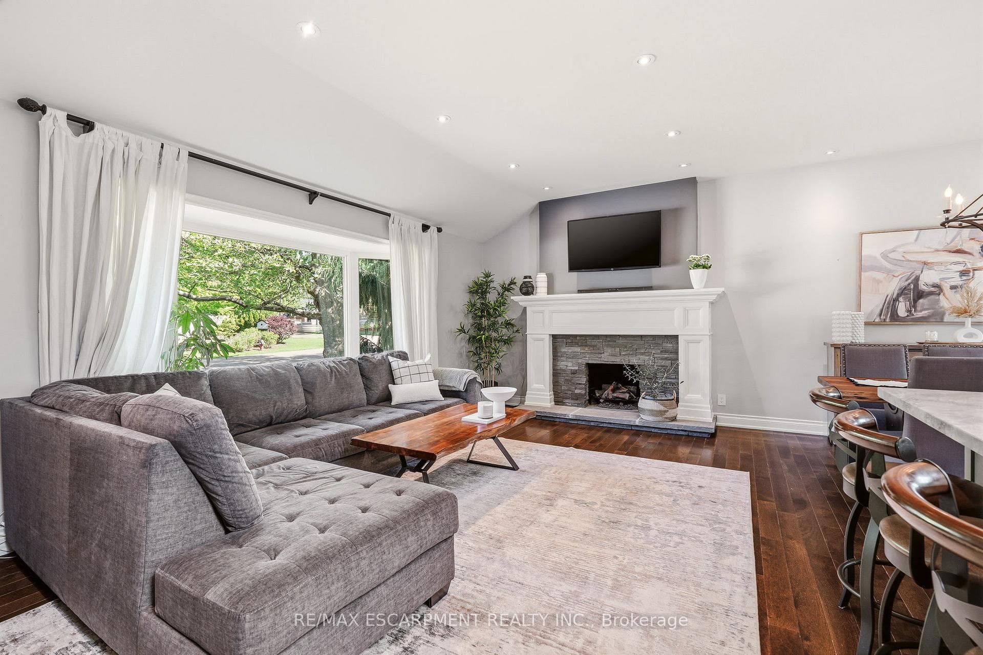 600 Deborah Crescent photo 3