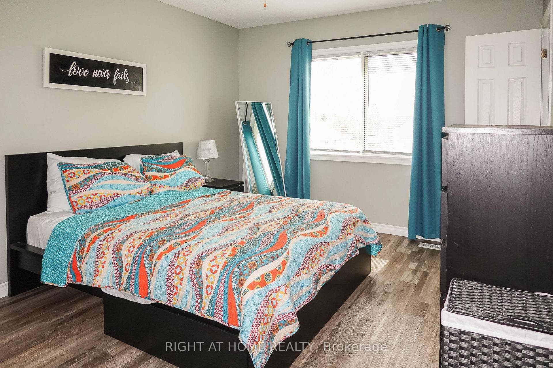 652 Salisbury Avenue photo 13