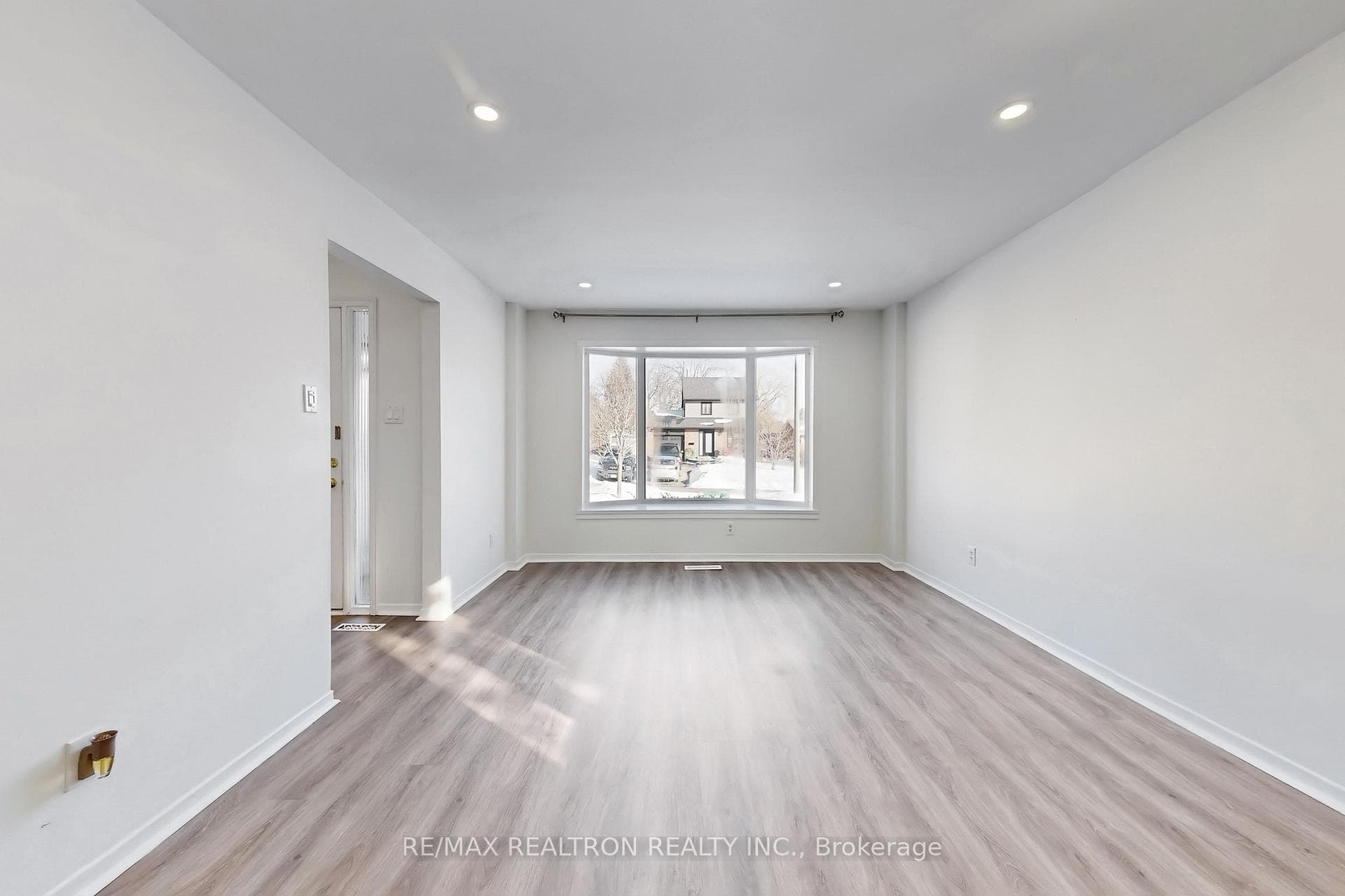 32 Panter Crescent photo 5