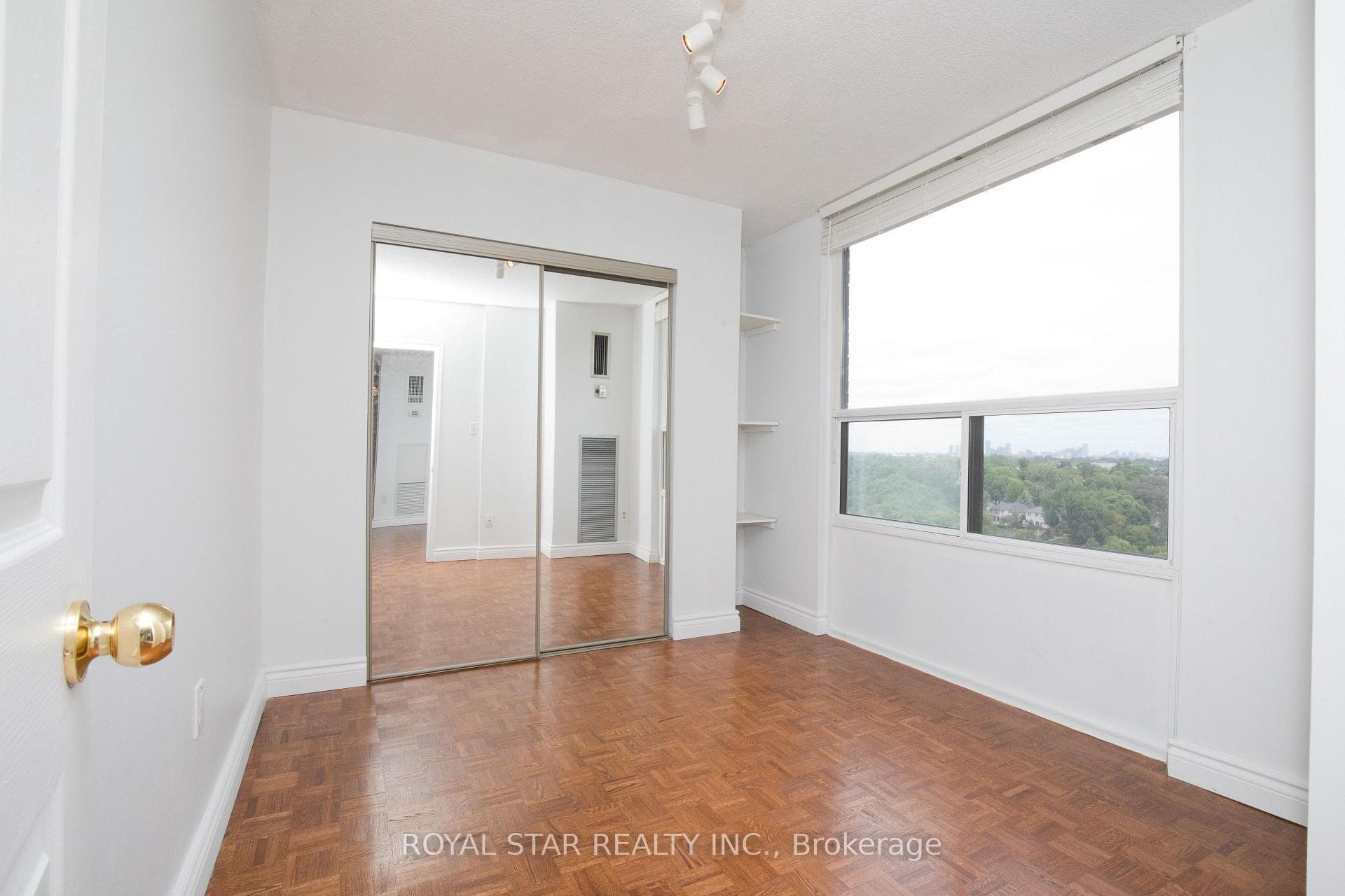 1535 Lakeshore Road Unit 1607 photo 17