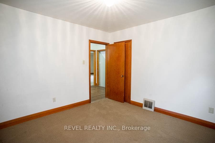 327 Erie Avenue photo 14