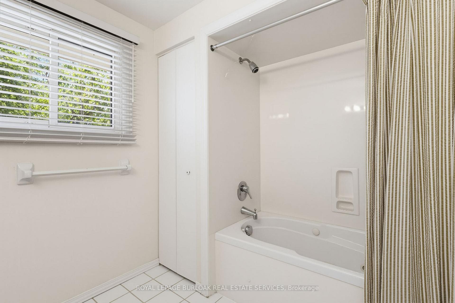 304 Oakwood Court photo 34