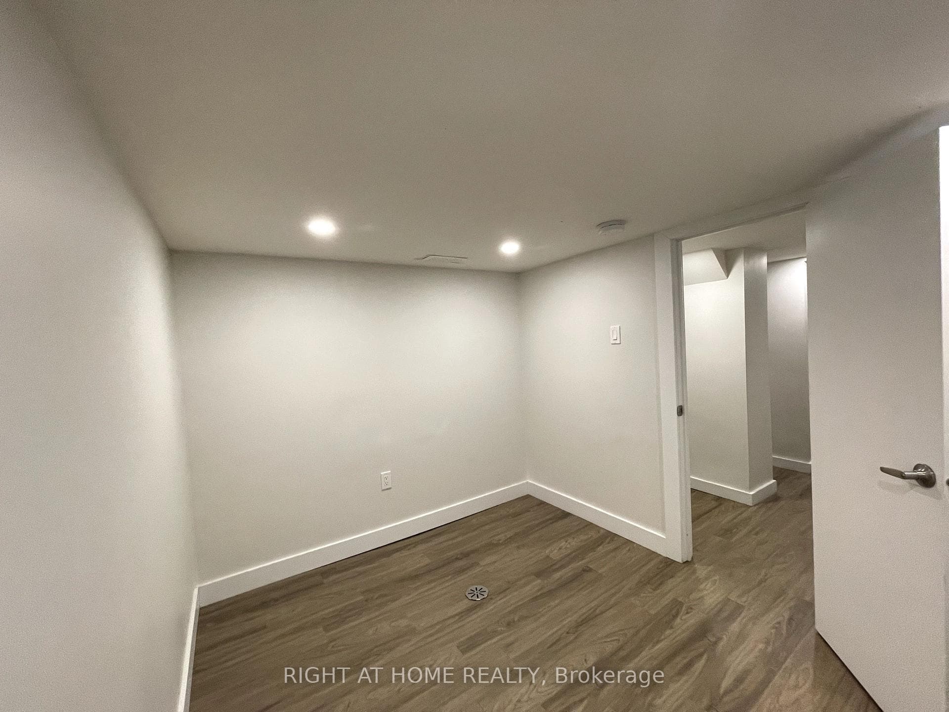 22 Glenside Avenue Unit Lower photo 9