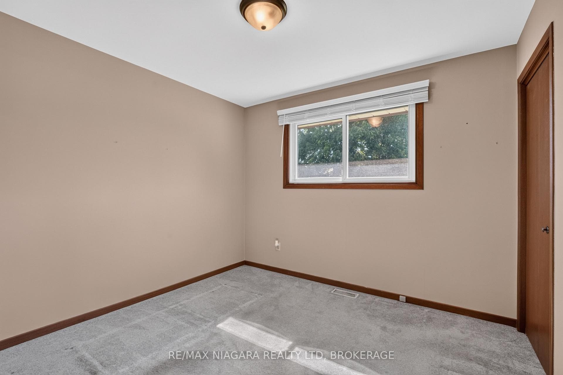 5777 Sunnylea Crescent photo 22