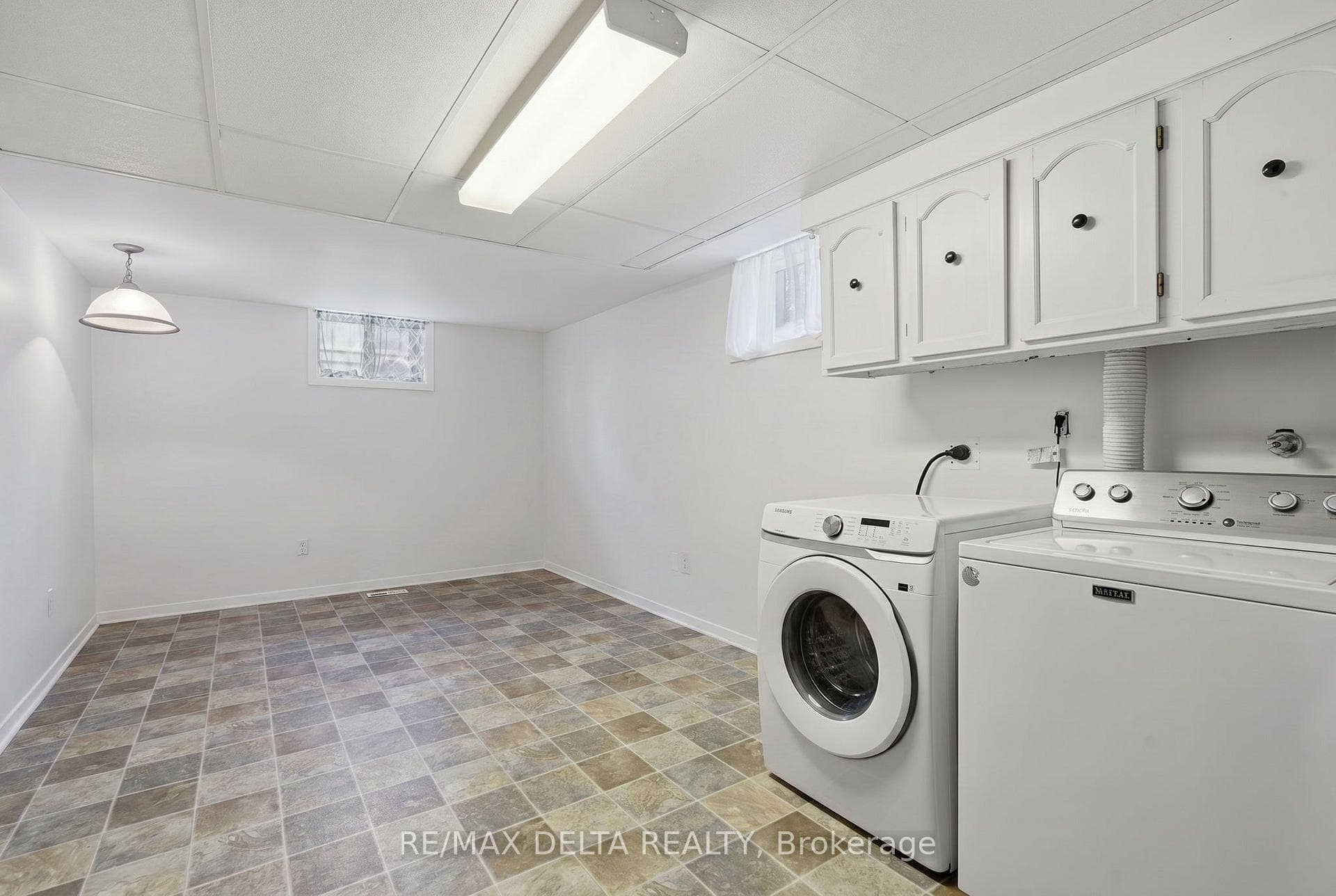 Laundry room in basement. Virtual decluttering.