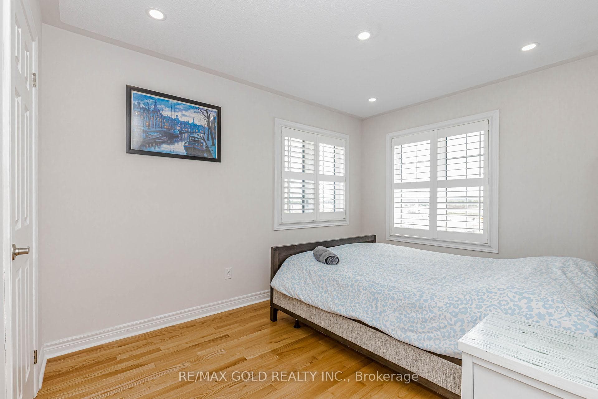566 Bessborough Drive photo 33