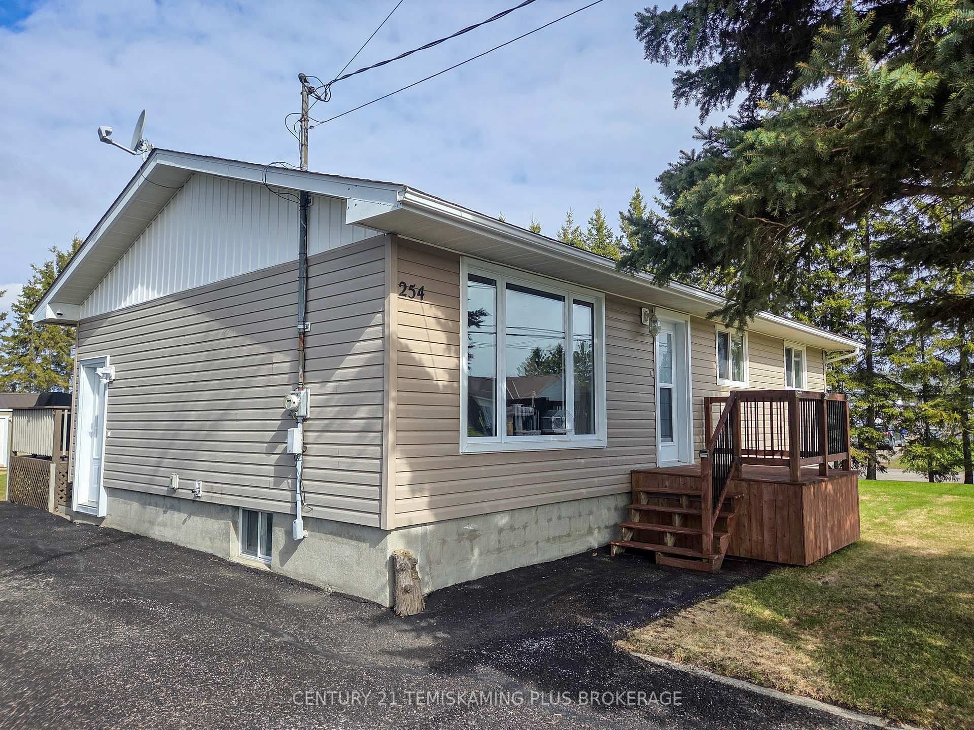 254 Laurette Street photo 2