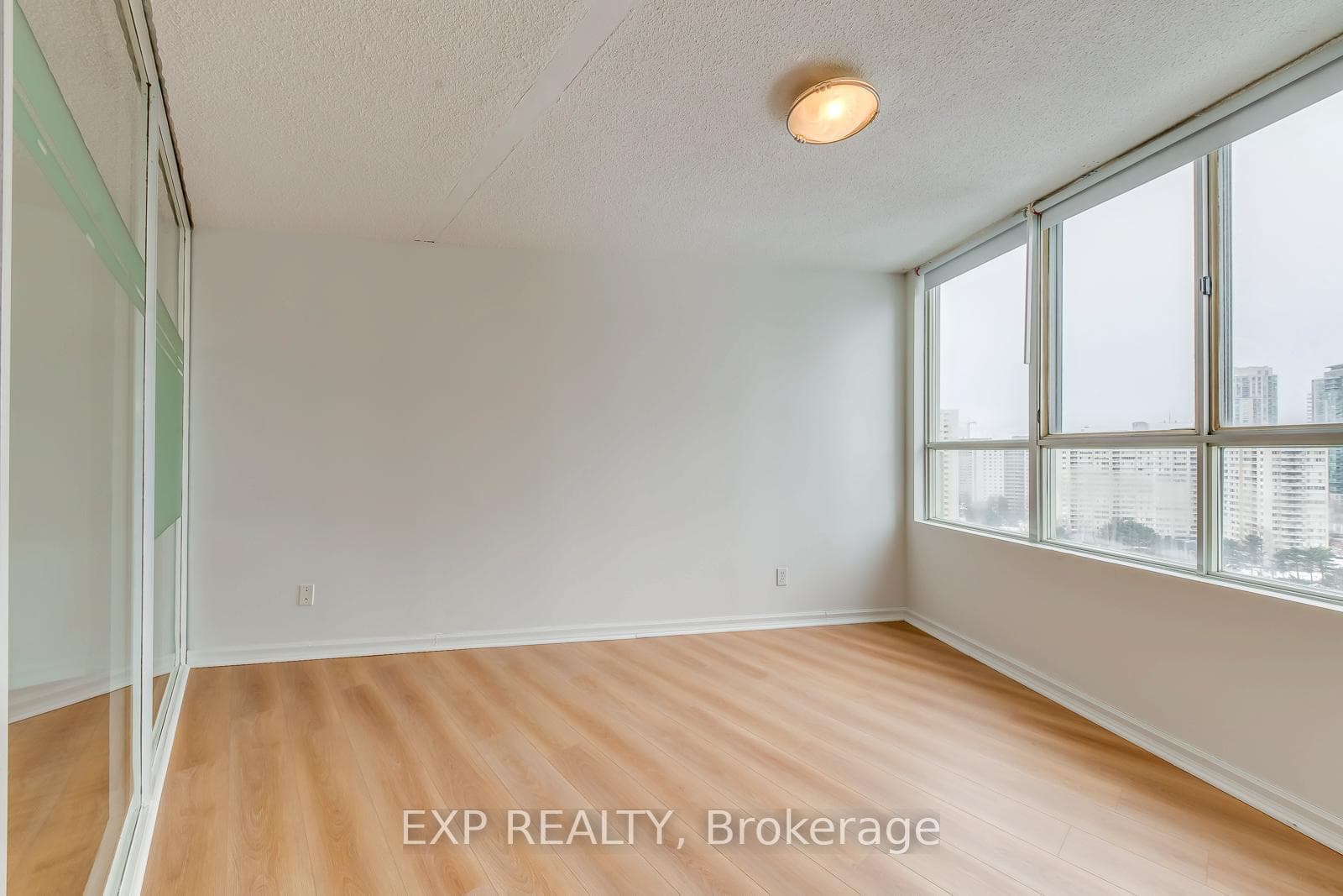 3700 Kaneff Crescent Unit 1705 photo 20