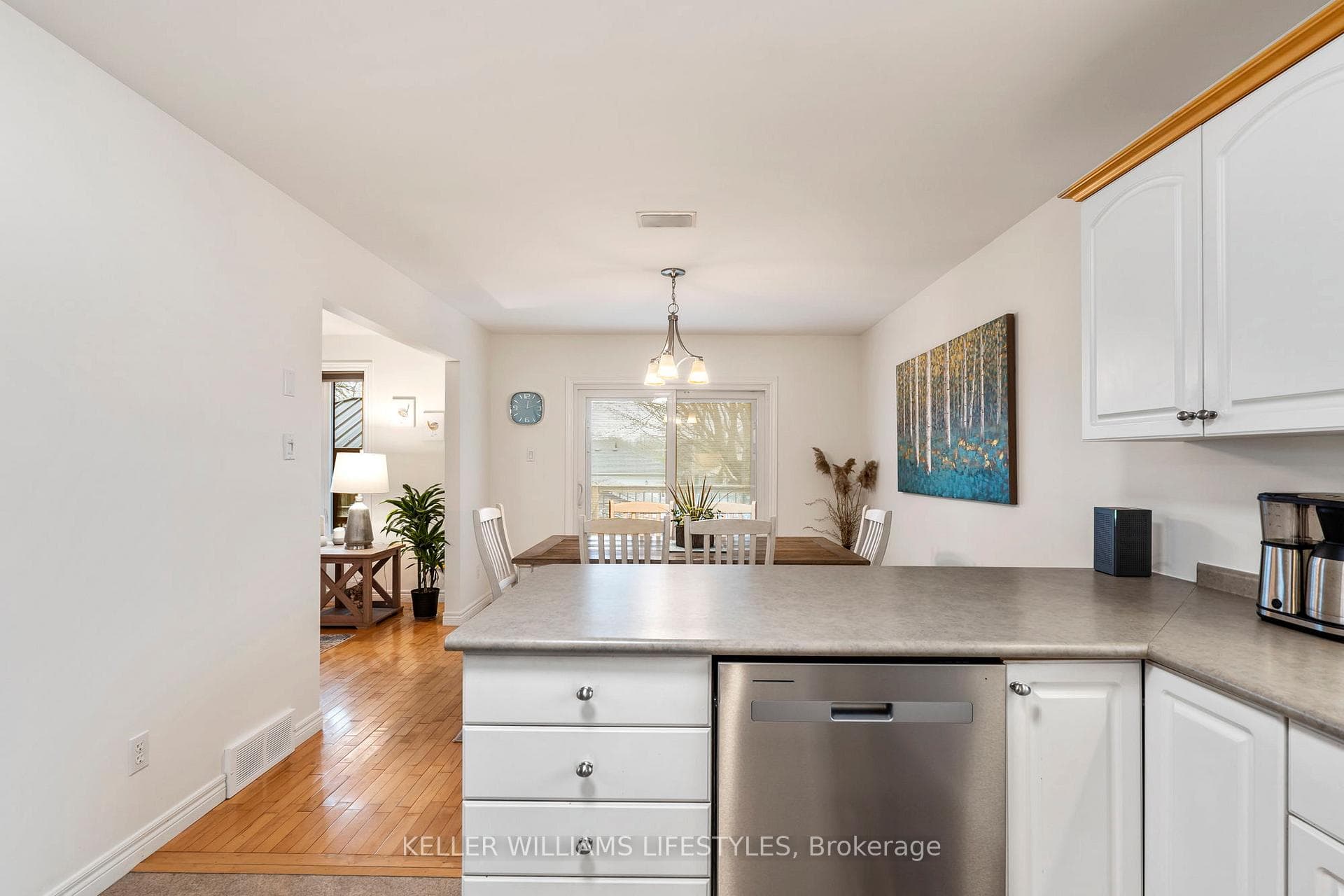 558 Helen Street photo 16