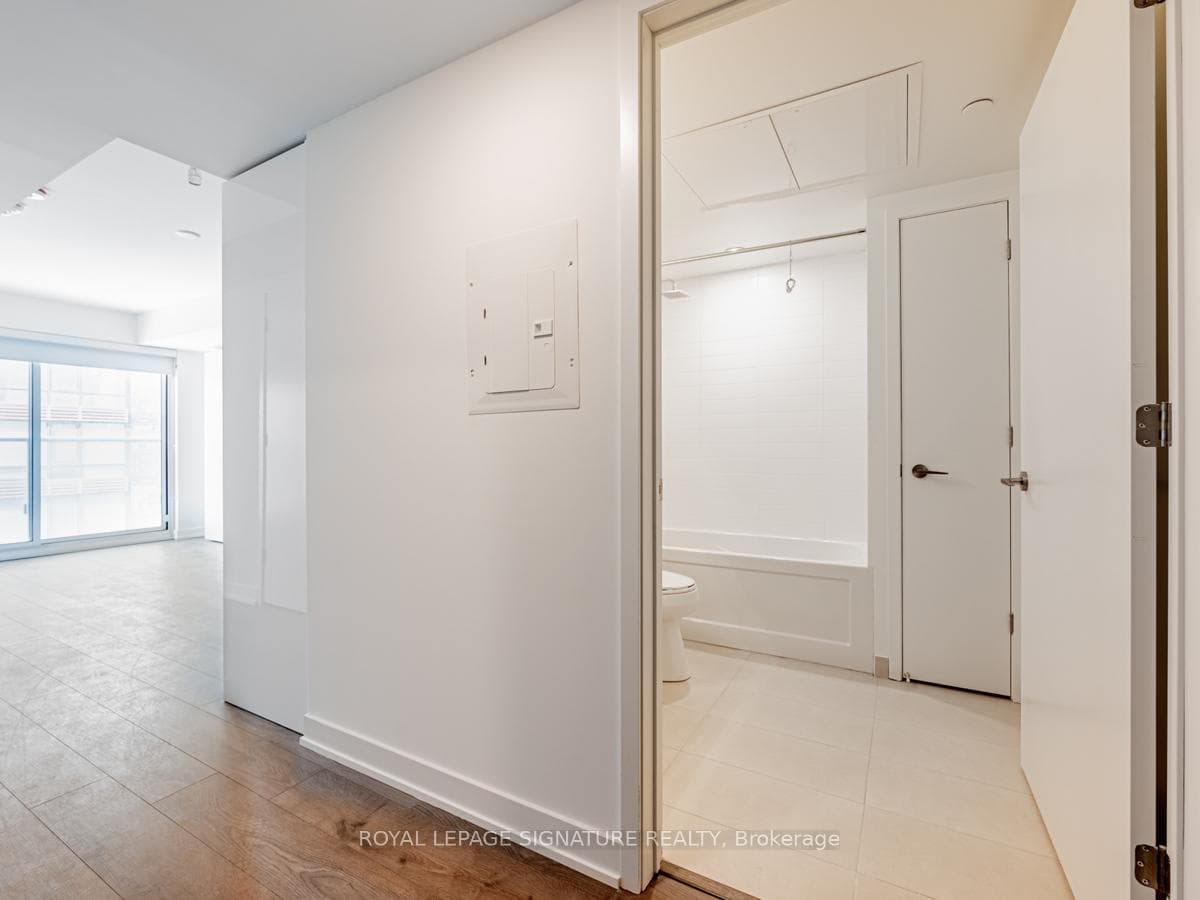 501 Yonge Street Unit 1304 photo 4