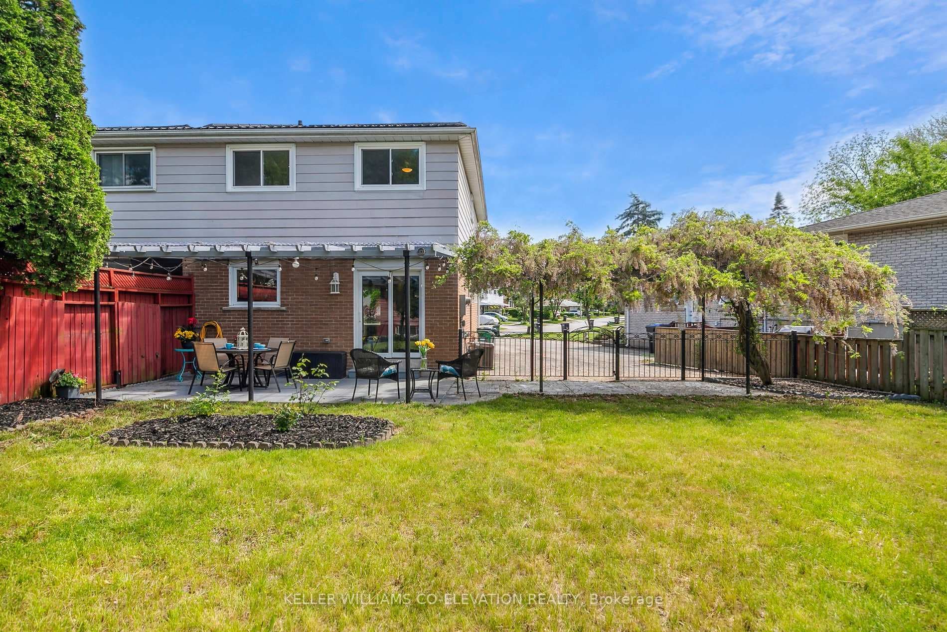 1957 Silverberry Crescent photo 31