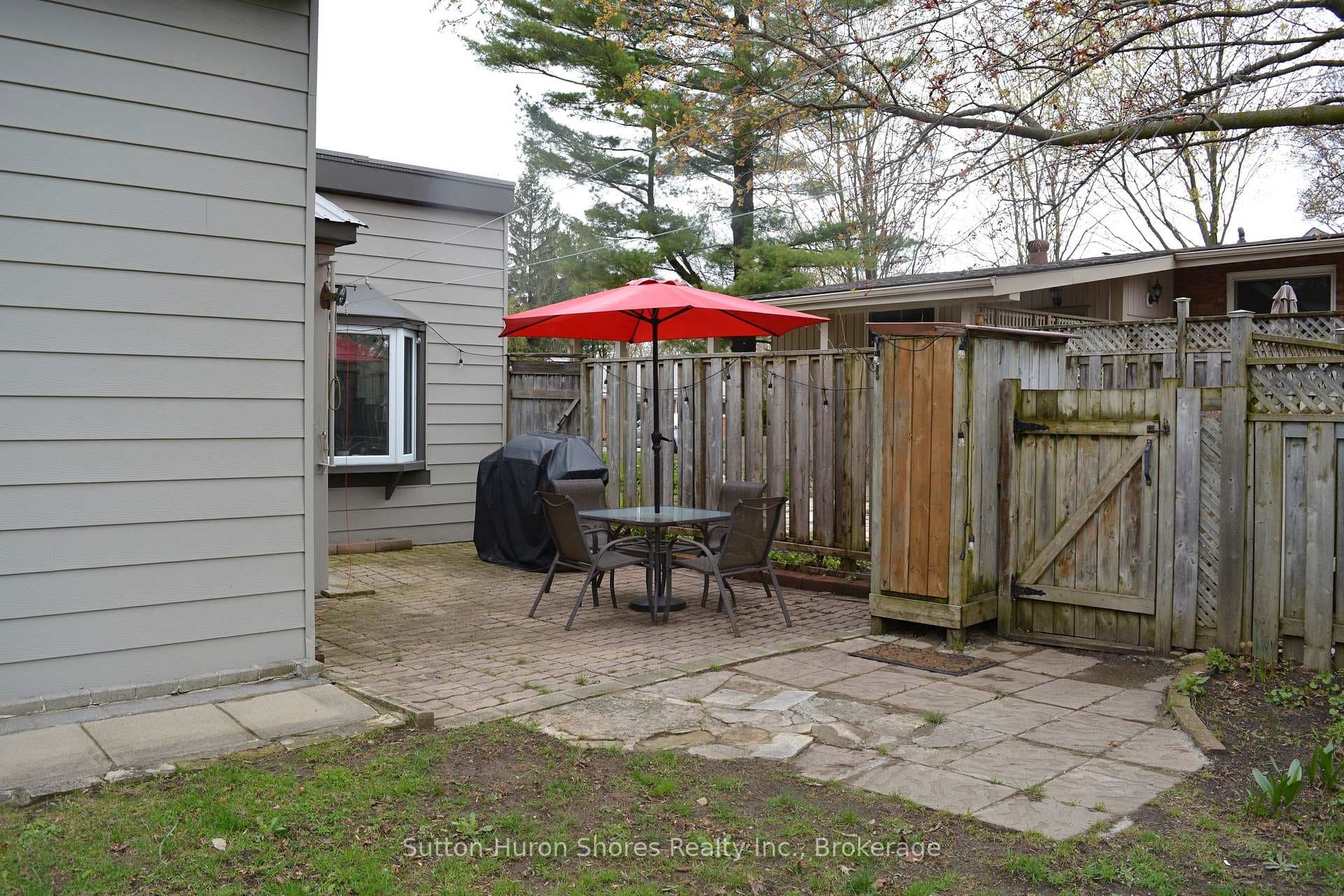 669 Louis Street photo 23