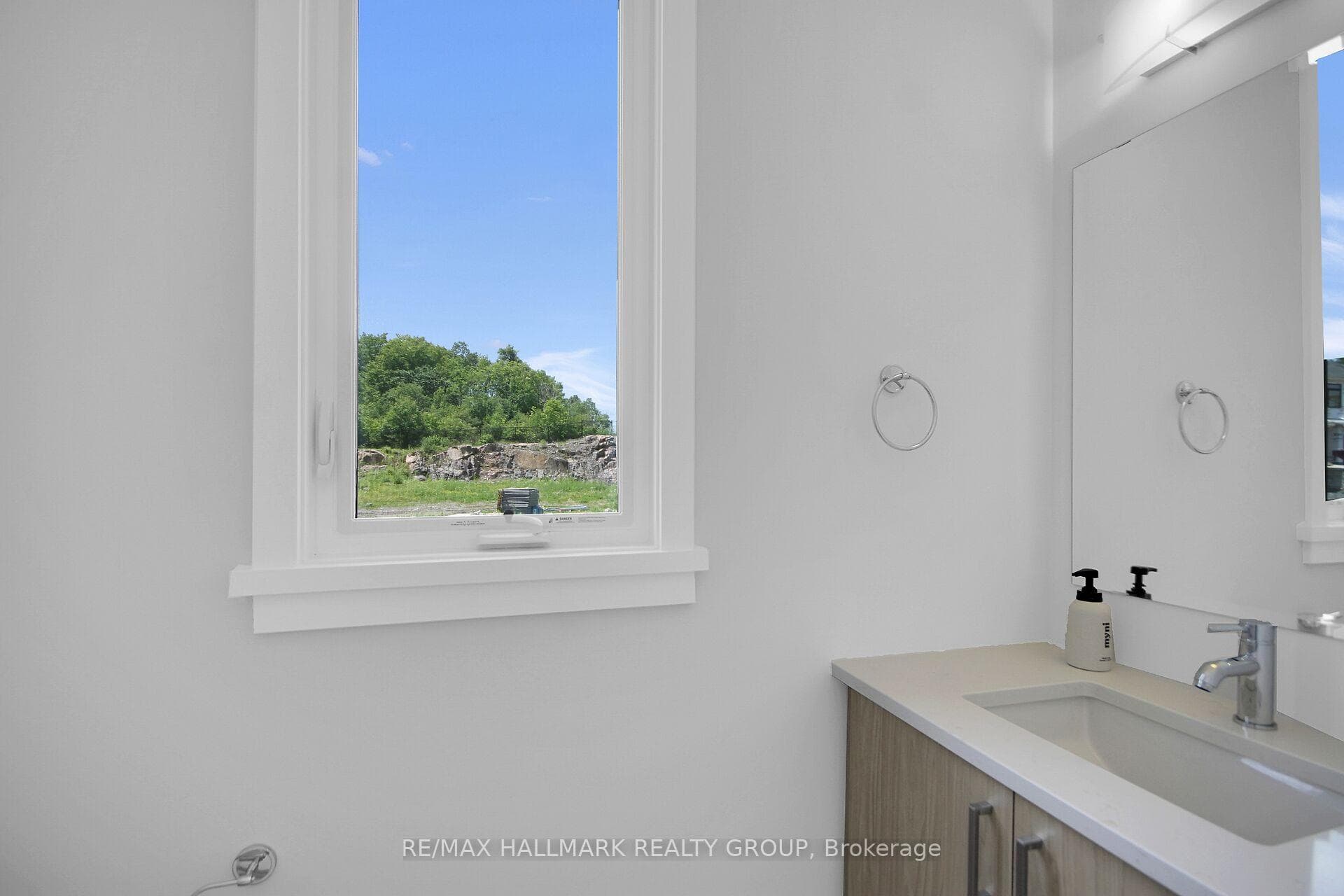 749 NEWSTEAD Crescent photo 5