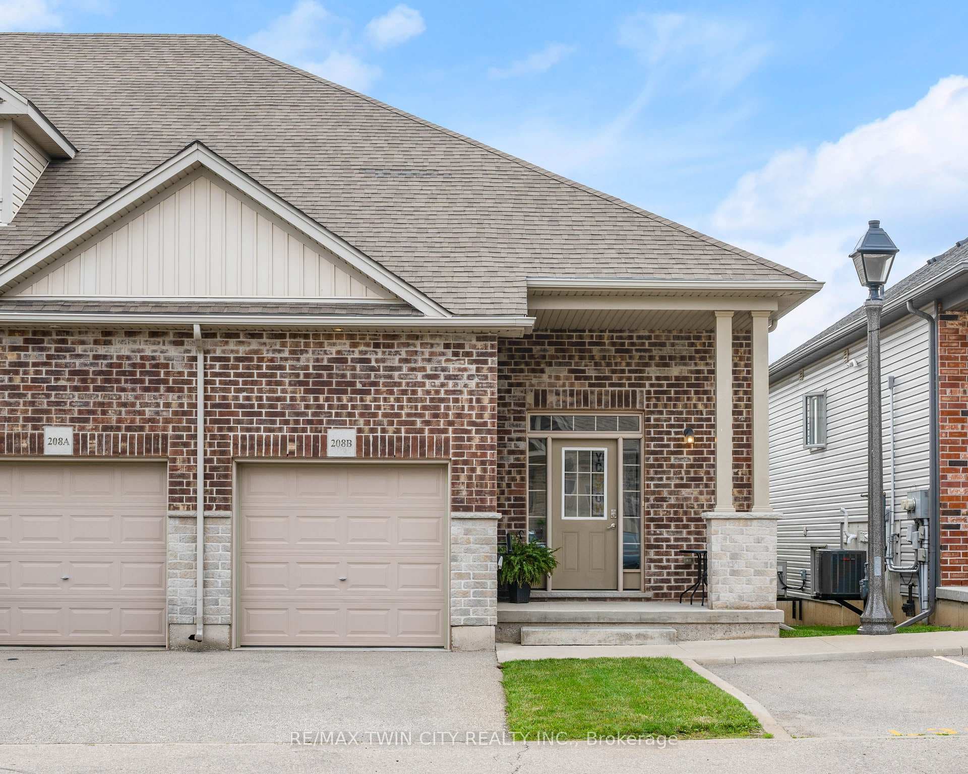 208 Jessica Crescent Unit B photo 2