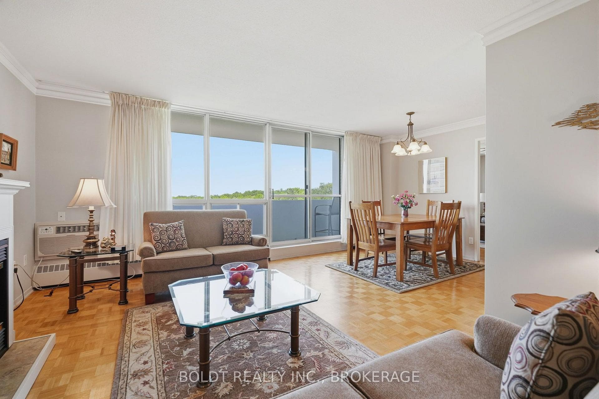 Pristine parquet hardwood flooring throughout