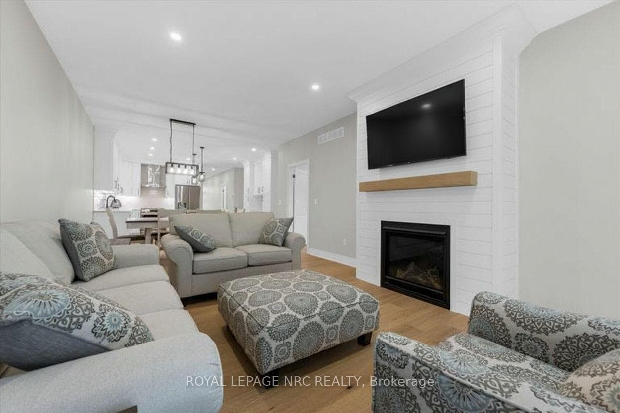 736 Clarence Street photo 3