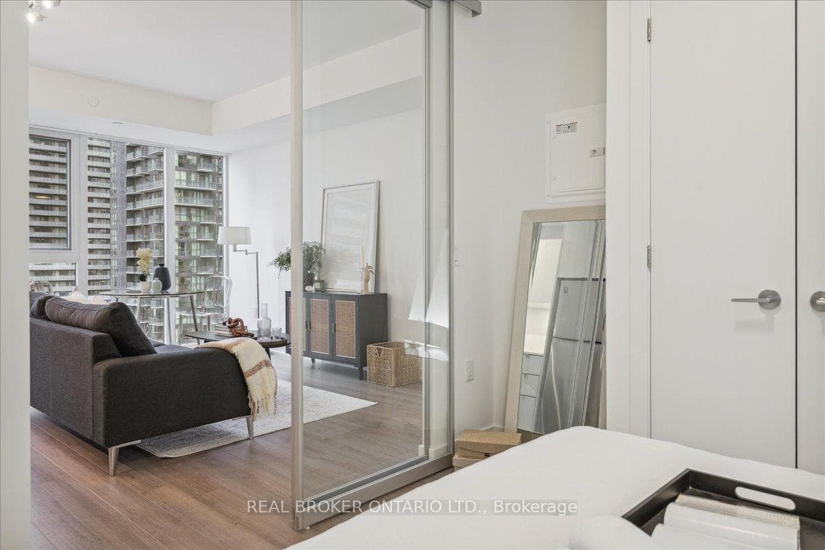 357 King Street Unit 2201 photo 18