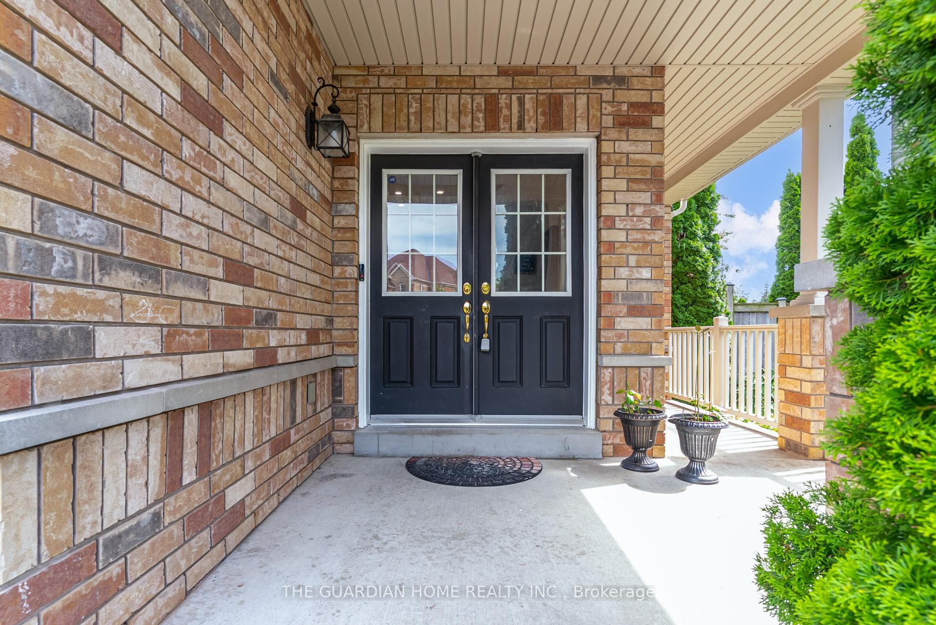 1214 Harlstone Crescent photo 2