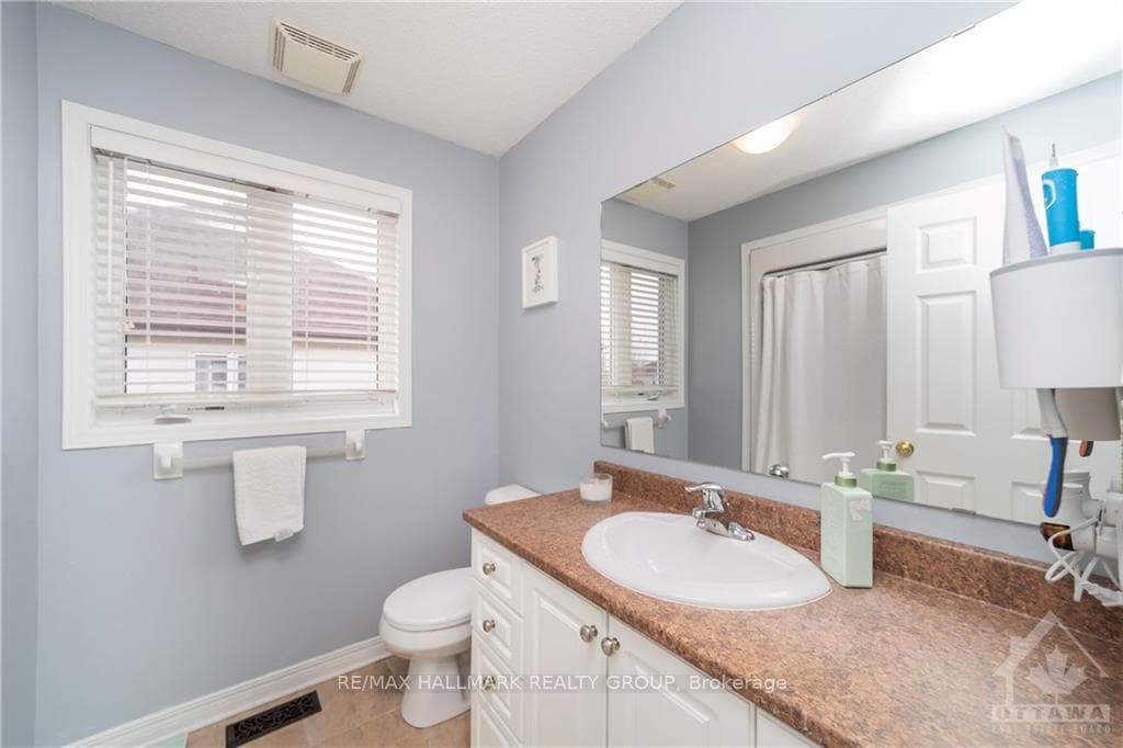 224 SANDRA Crescent photo 17