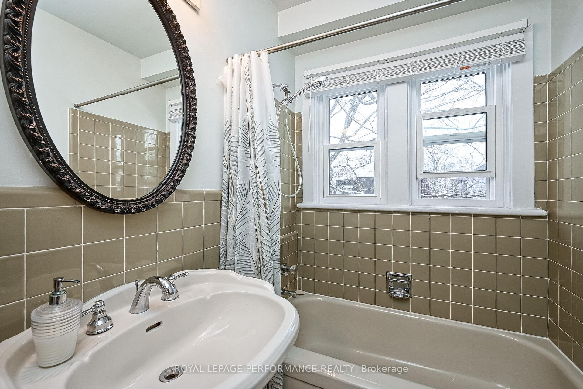 Main Bathroom w/pedestal sink