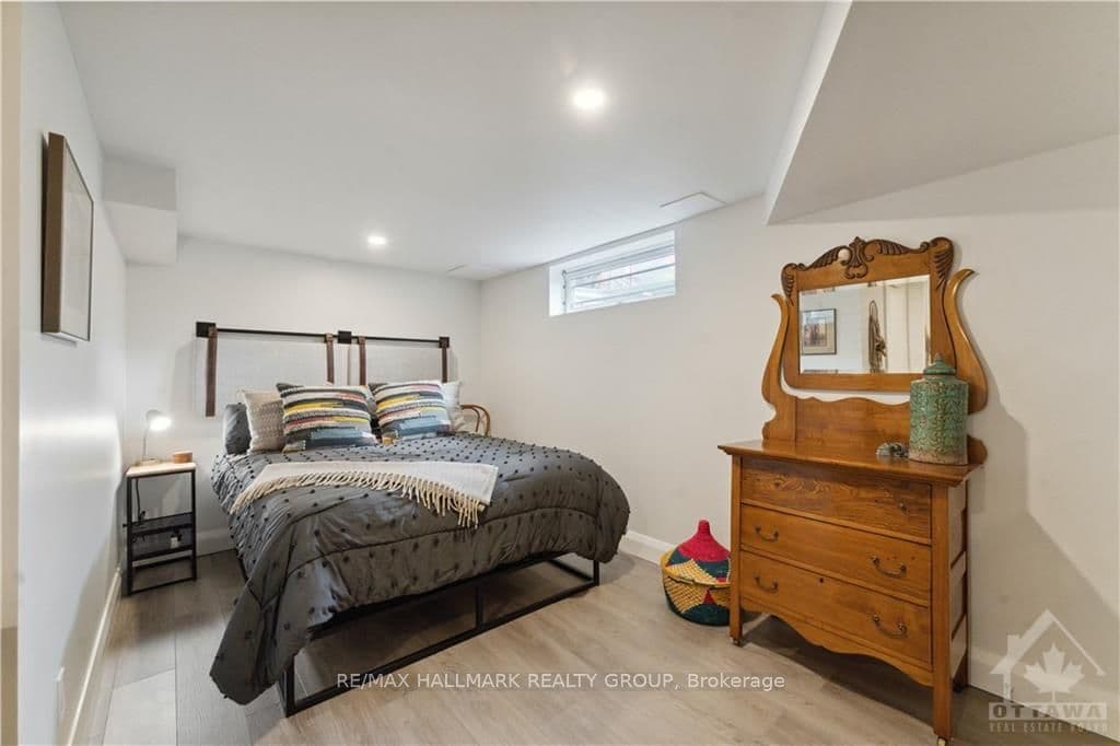 1938 MULBERRY Crescent photo 26
