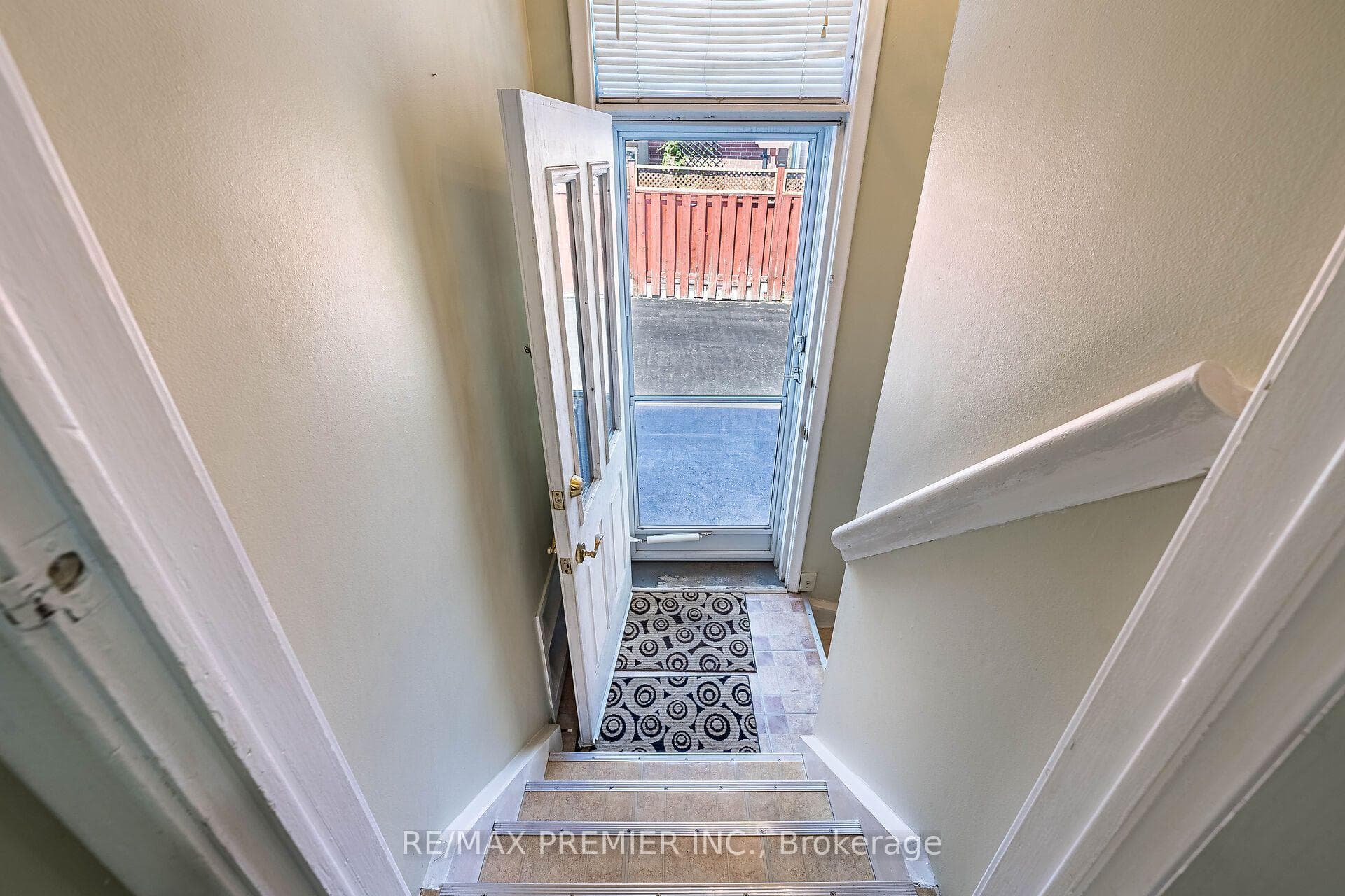 5 Valois Court photo 15