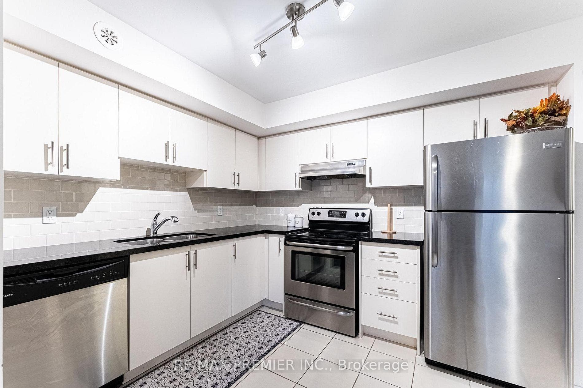 26 Bruce Street Unit B02 photo 4