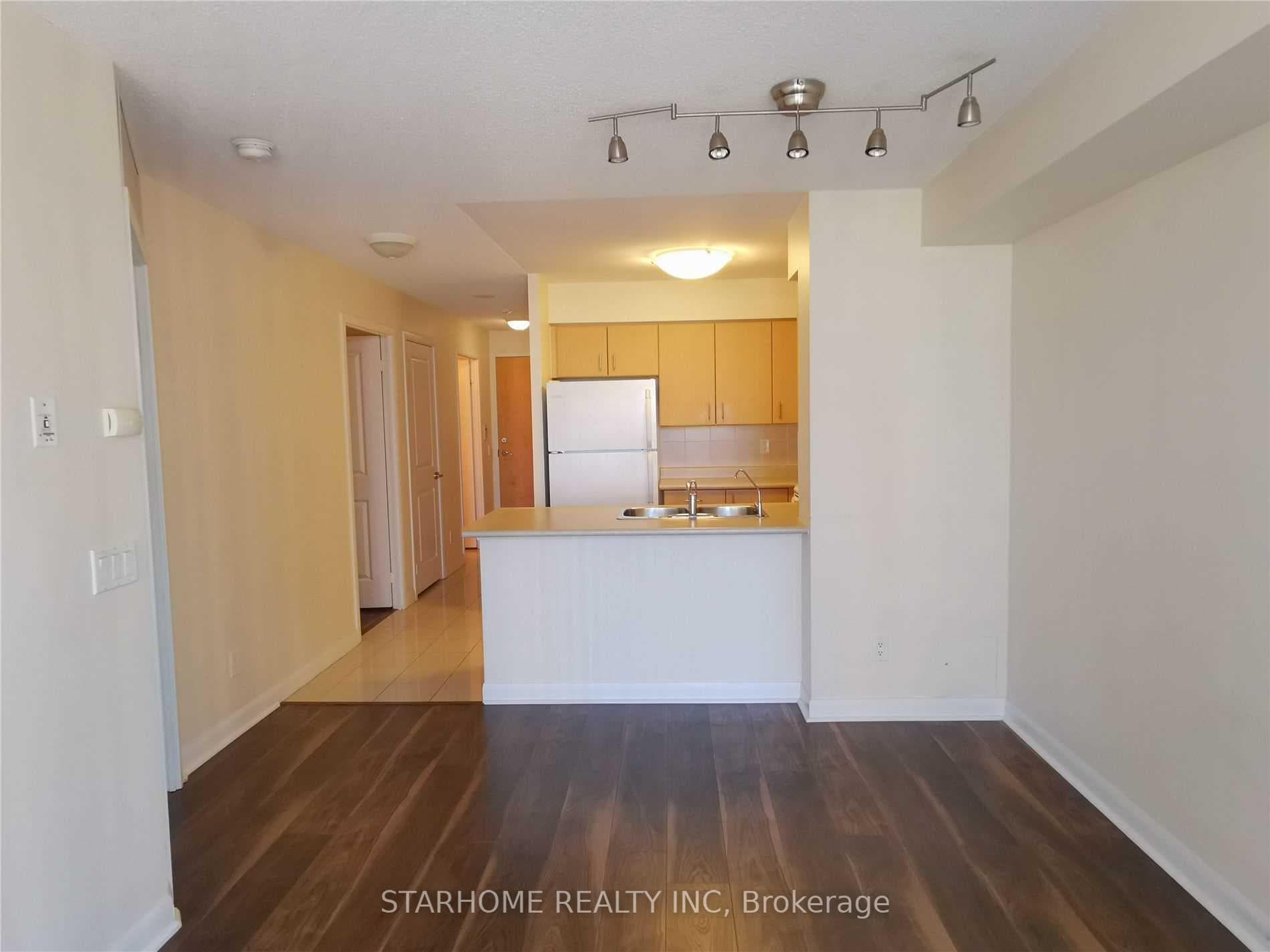 4968 Yonge Street Unit 807 photo 2