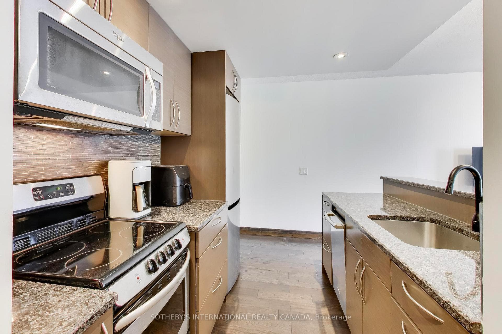 218 Queens Quay Unit 505 photo 3