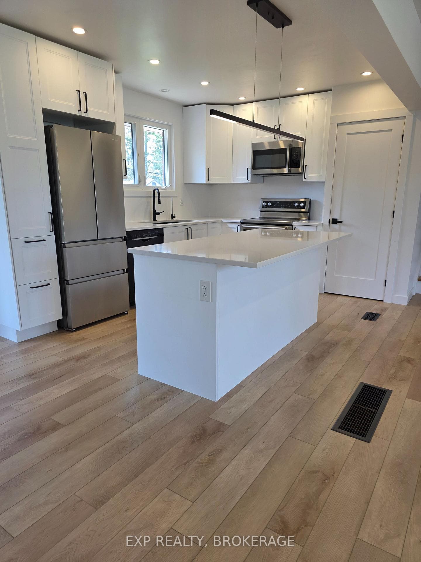 30 Queen Mary Drive Unit A photo 3
