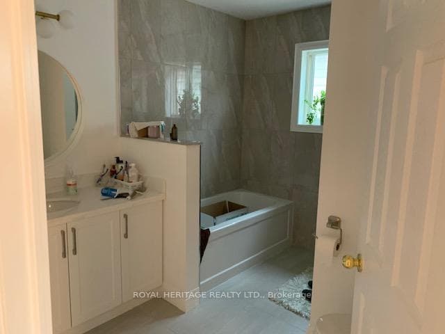 586 Mcbean ( Upper Level) Avenue photo 7