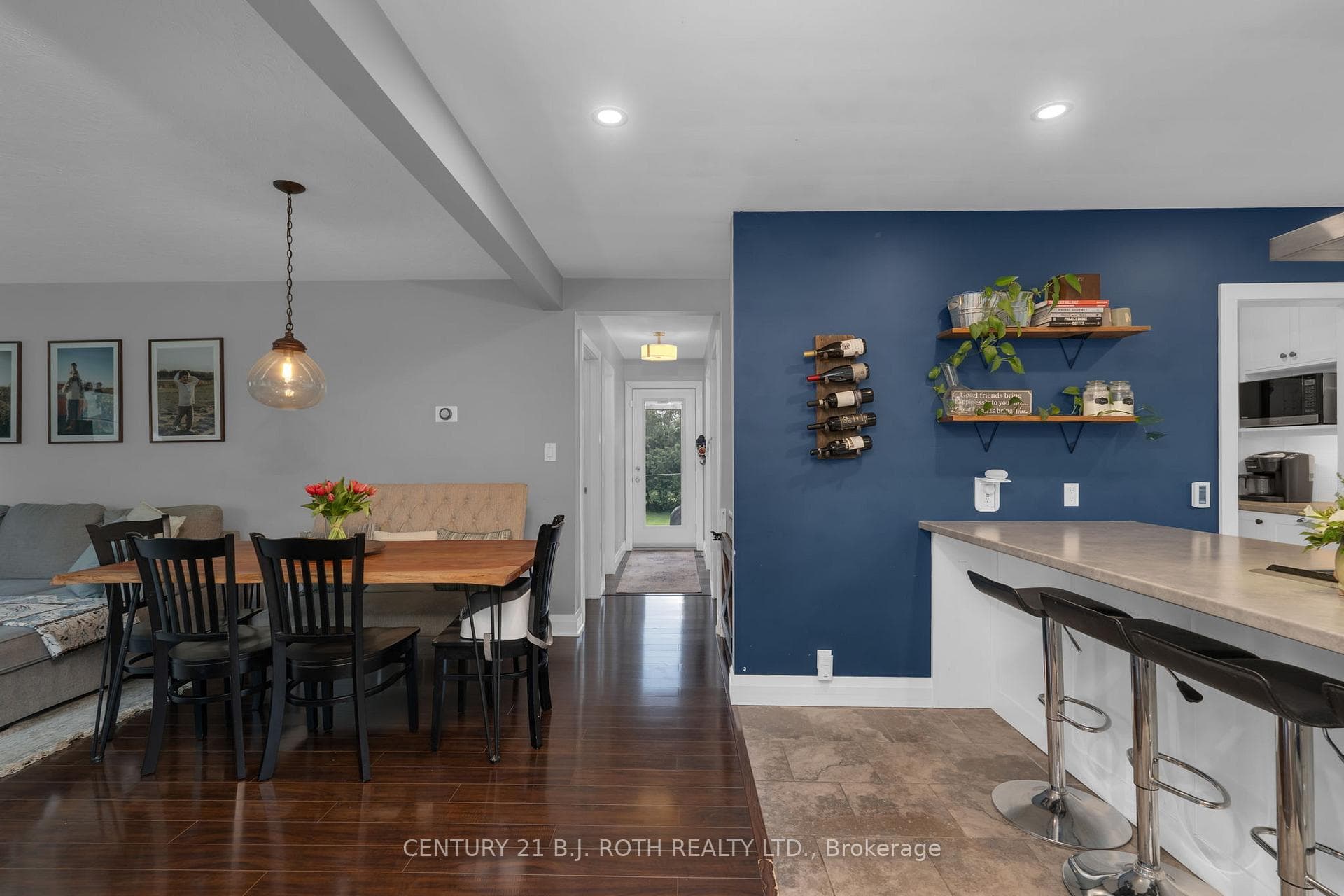 2091 Victoria Street photo 4