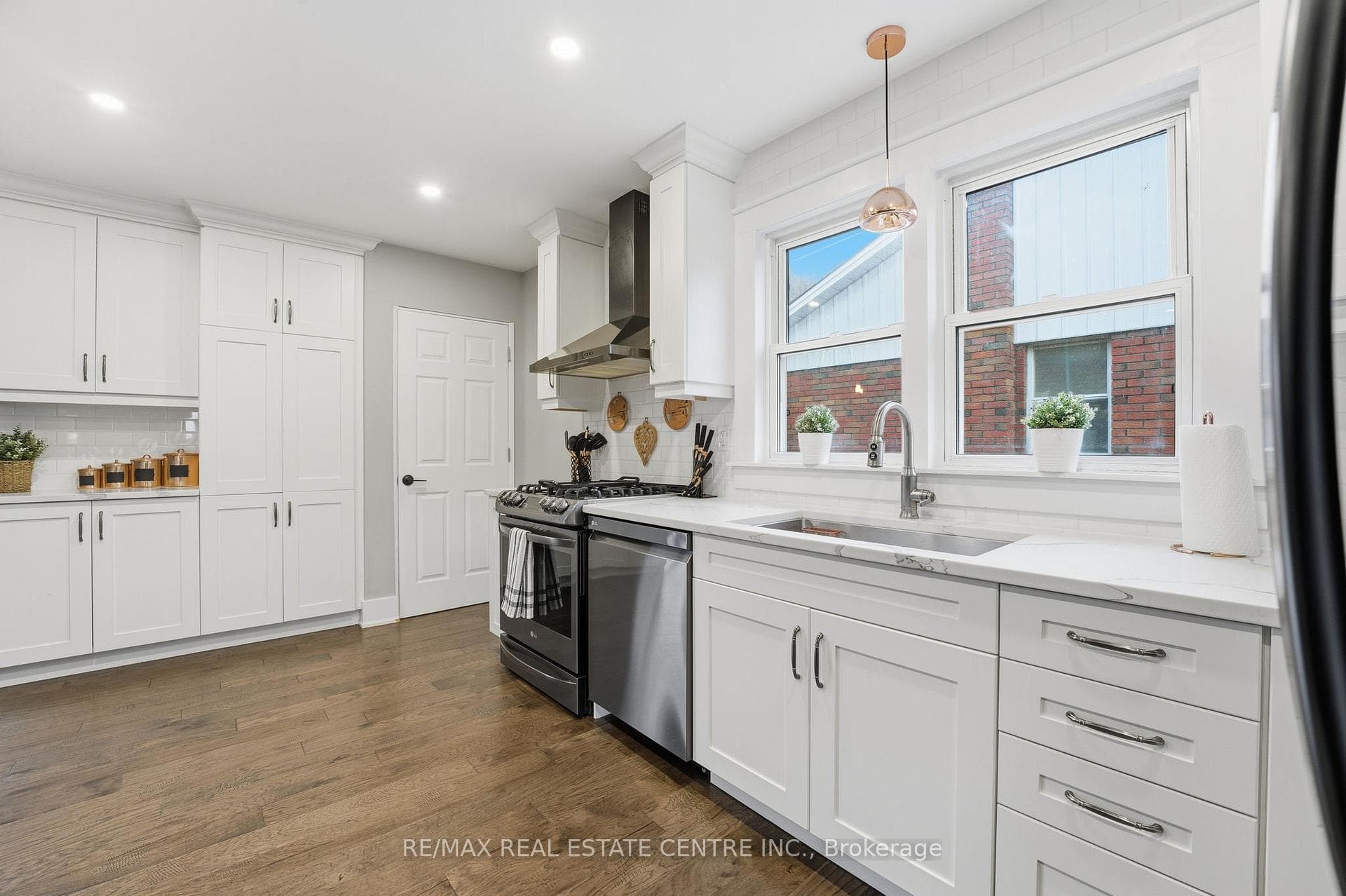 QUARTZ COUNTERS, PANTRY... A DREAM KITCHEN!