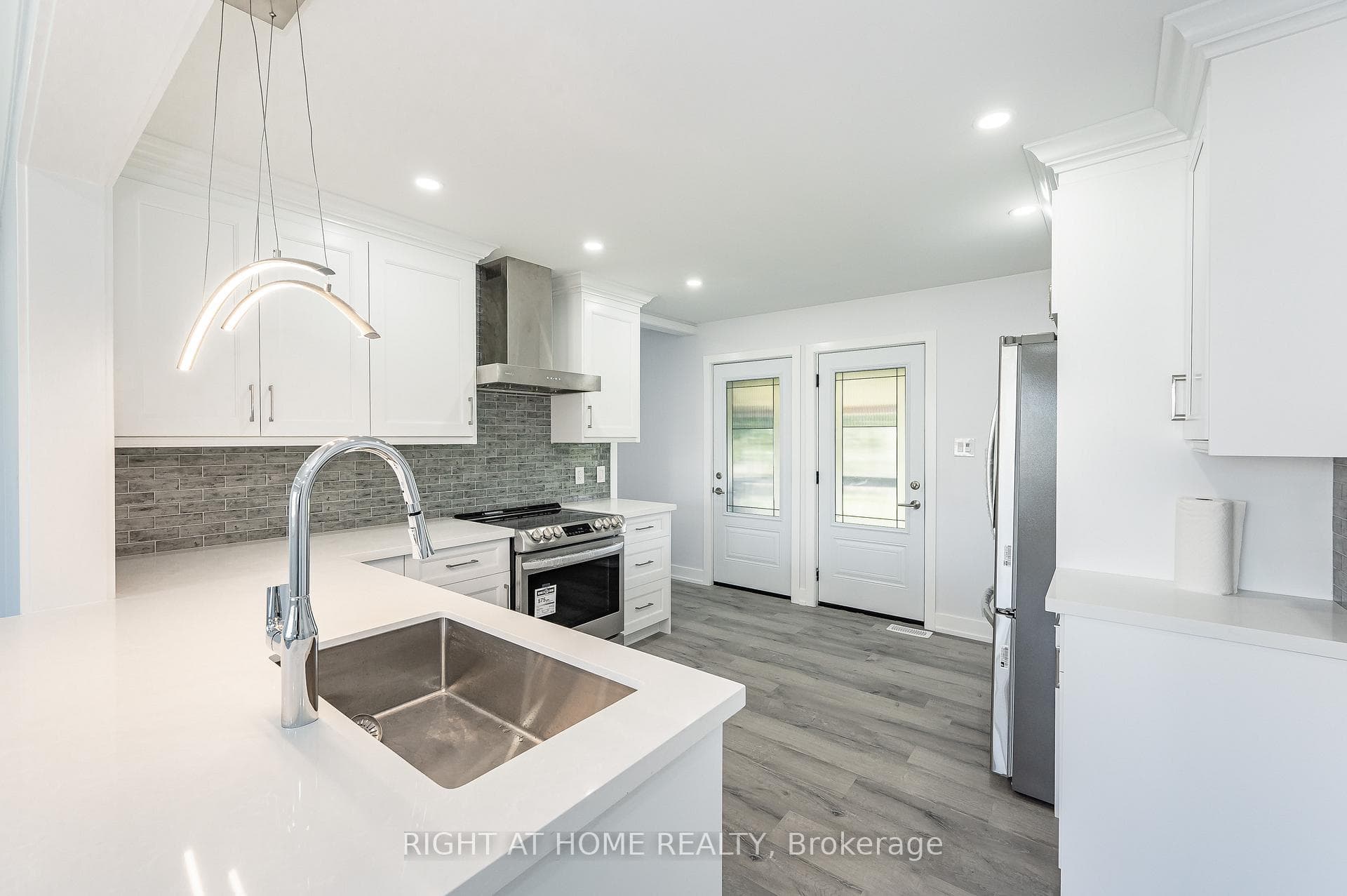 996 Barton Street photo 12