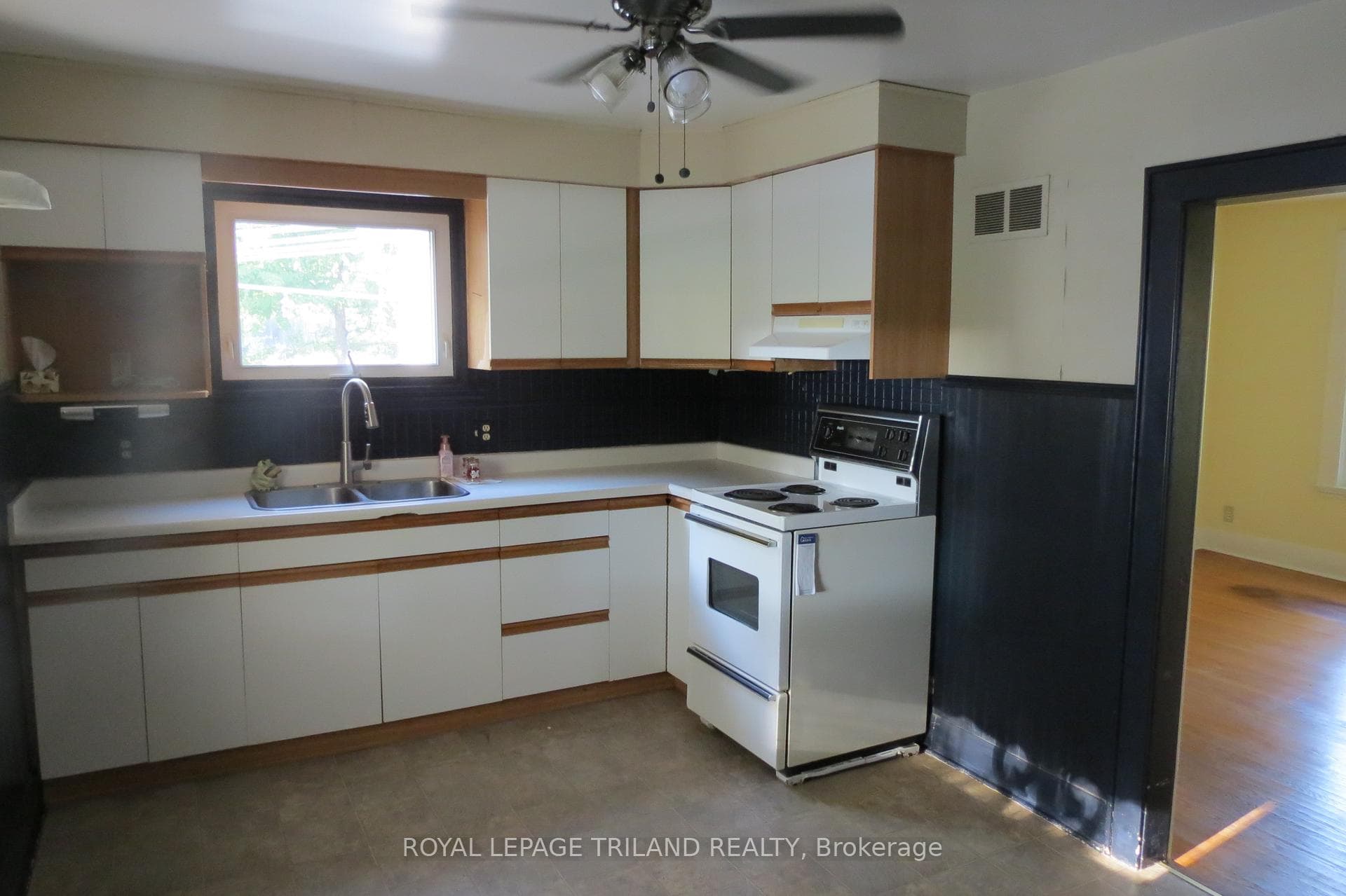 4493 Wonderland Road photo 10