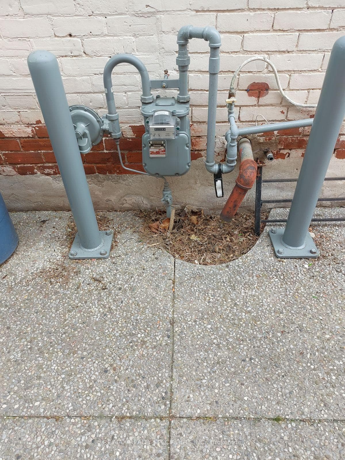 LOCKBOX LOCATED ON GAS METER