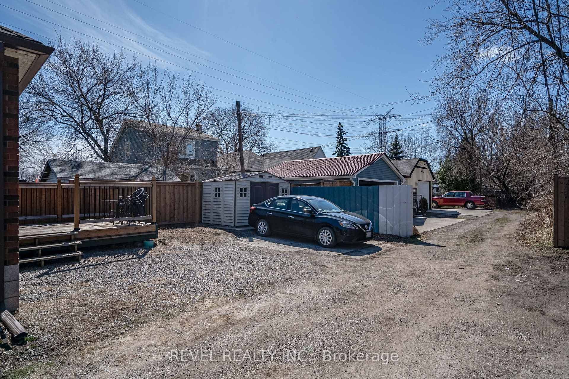 552 Roxborough Avenue photo 36