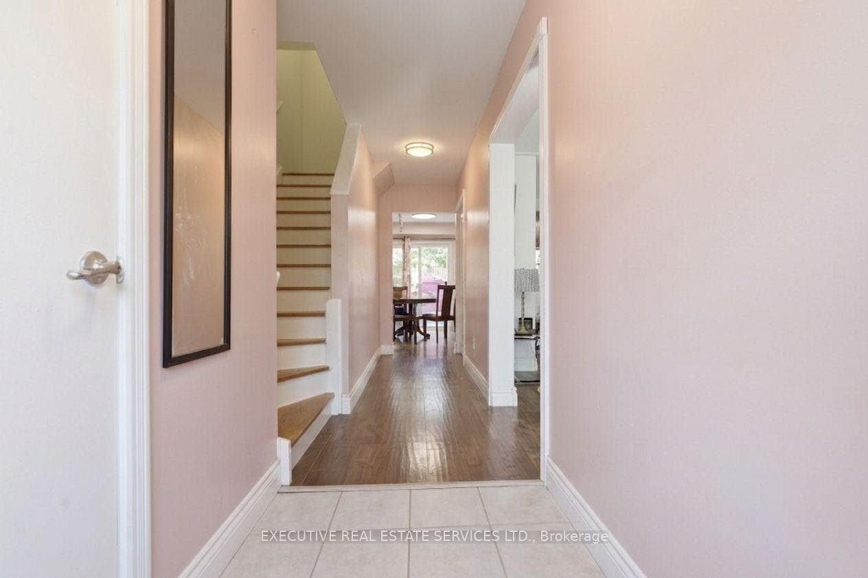 60 Chipwood Crescent photo 2