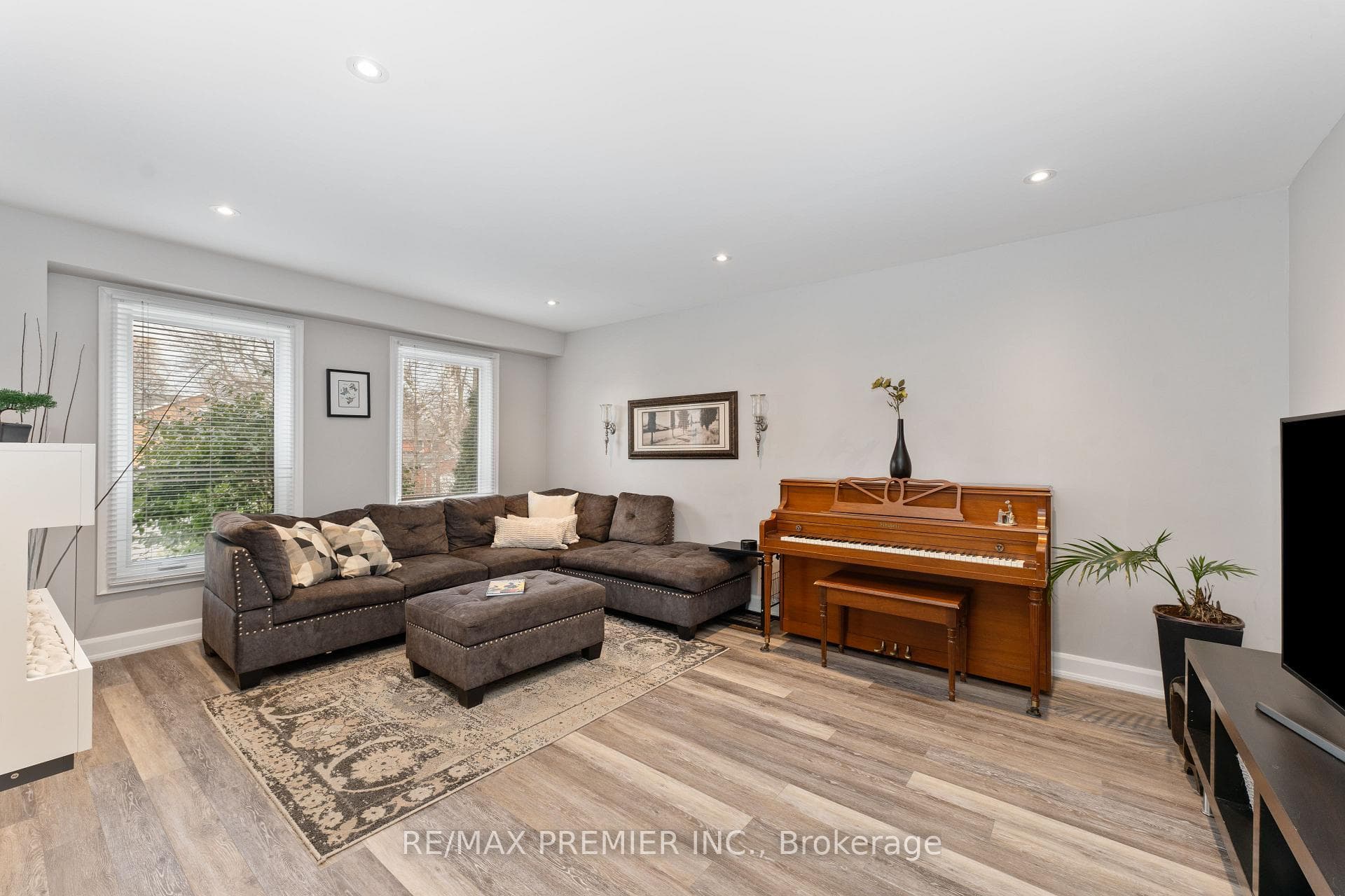 355 Hersey Crescent photo 5